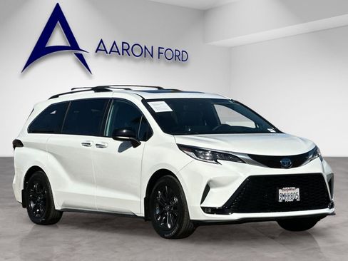 Used 2024 Toyota Sienna XSE w/ XSE Plus Package image 7