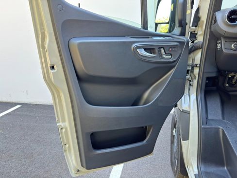 Used 2023 Mercedes-Benz Sprinter 2500 image 34