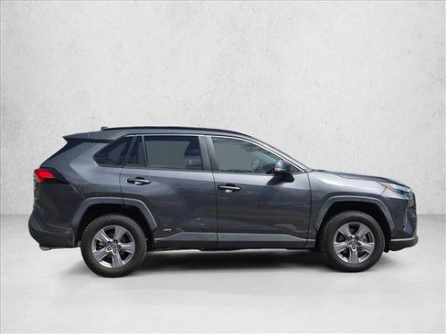 Used 2022 Toyota RAV4 XLE AWD/4WD image 4