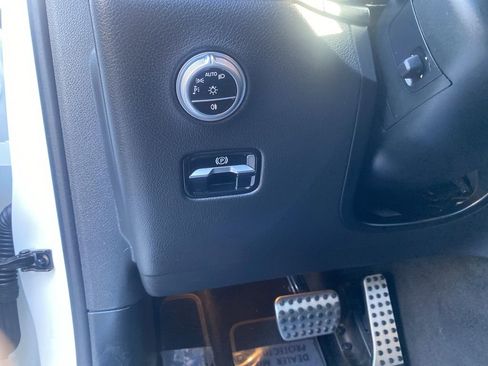 Used 2025 Mercedes-Benz GLC 350e 4MATIC image 13