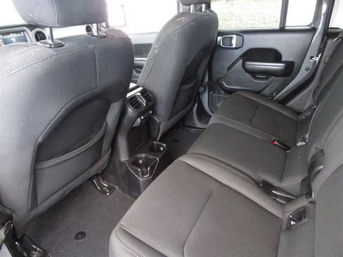 Used 2021 Jeep Gladiator Willys image 15