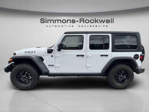 Used 2025 Jeep Wrangler Willys image 2
