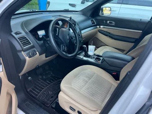 Used 2017 Ford Explorer FWD image 2
