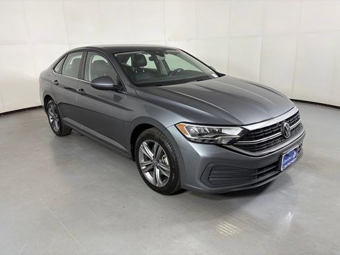 Used 2024 Volkswagen Jetta SE FWD image 2