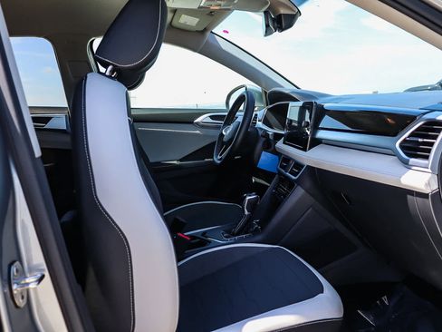 New 2025 Volkswagen Taos SE FWD image 17