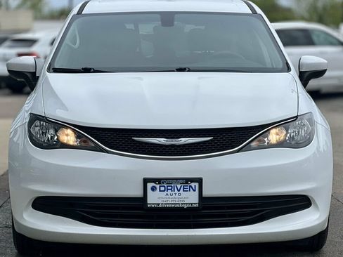 Used 2017 Chrysler Pacifica LX w/ Tire & Wheel Group FWD image 6