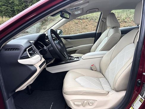 Used 2018 Toyota Camry XLE w/ Audio Package FWD image 11
