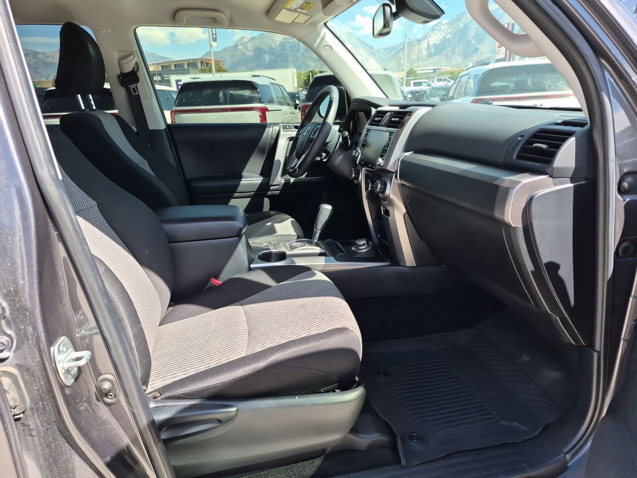 Used 2022 Toyota 4Runner SR5 AWD/4WD image 31