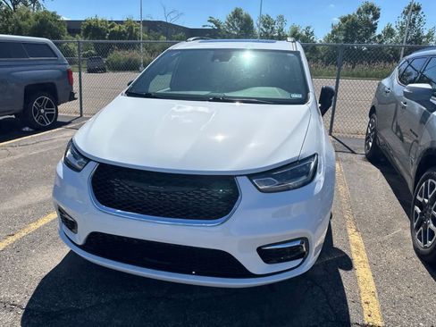 Used 2025 Chrysler Pacifica Limited FWD image 3