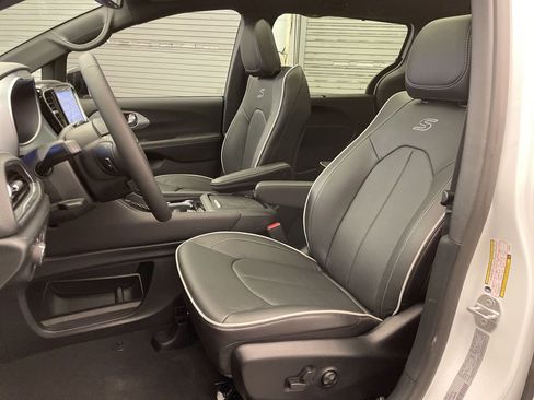 New 2026 Chrysler Pacifica Limited w/ S Appearance Package image 15