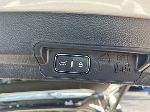 Used 2024 Ford Explorer Limited image 7