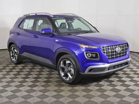 Used 2022 Hyundai Venue Limited FWD image 2