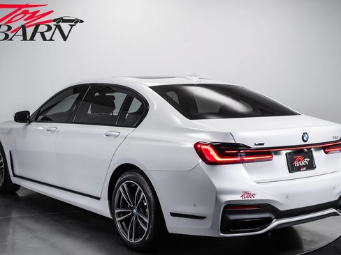 Used 2021 BMW 750i xDrive w/ Executive Package AWD/4WD image 3