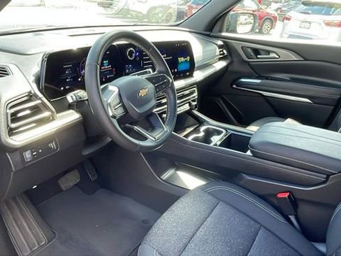 Used 2025 Chevrolet Traverse LT image 10