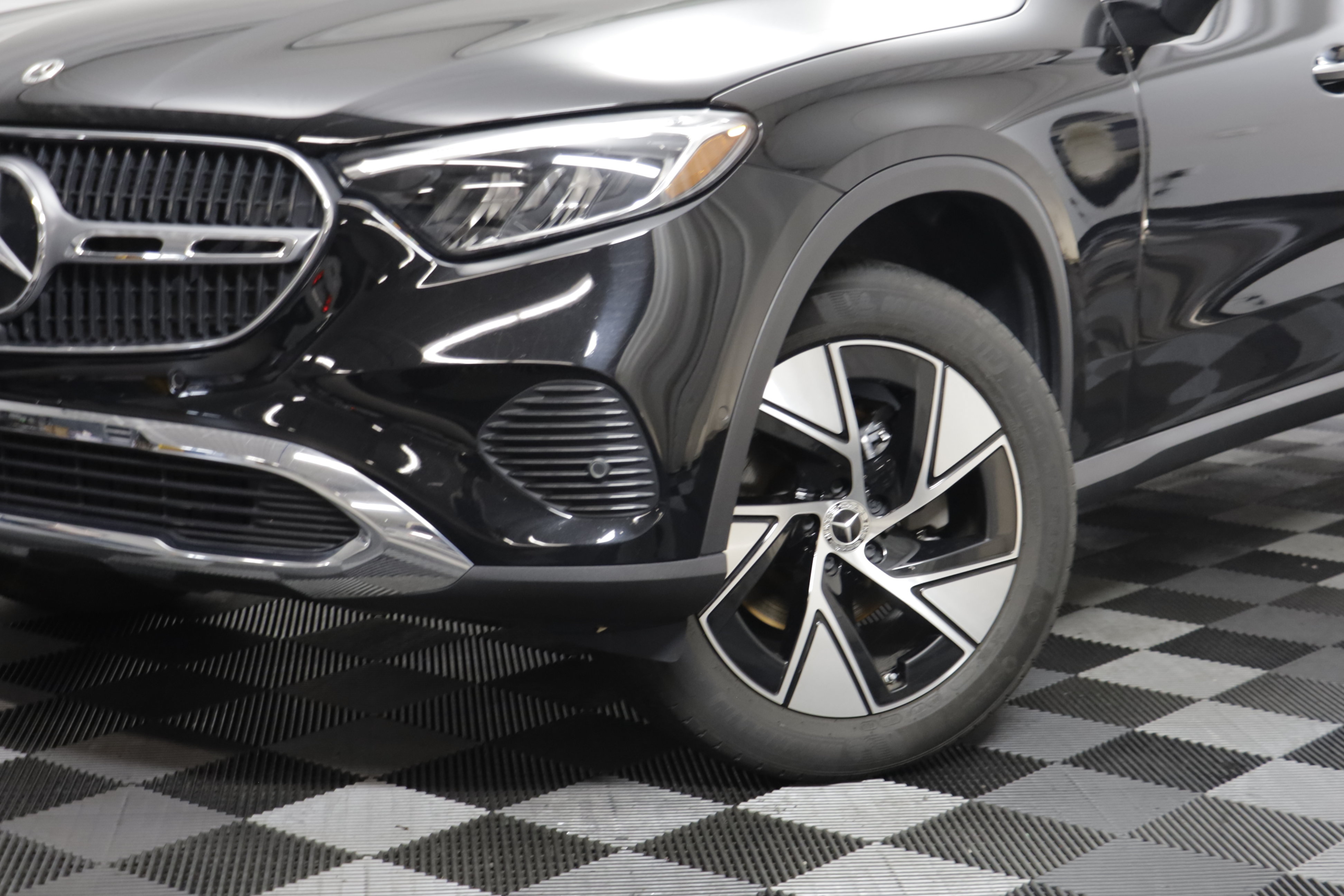 Used 2023 Mercedes-Benz GLC 300 4MATIC image 3