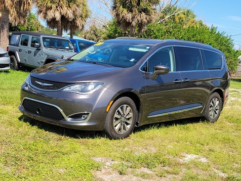 Used 2020 Chrysler Pacifica Touring-L Plus w/ Advanced Safetytec Group FWD image 2