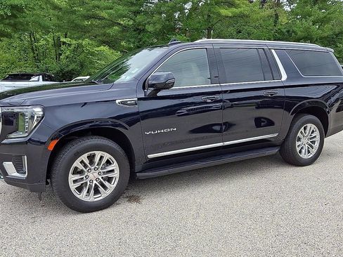 Used 2022 GMC Yukon XL SLT w/ SLT Premium Package AWD/4WD image 5