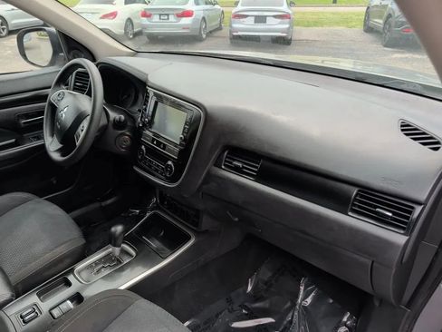 Used 2019 Mitsubishi Outlander ES FWD image 18