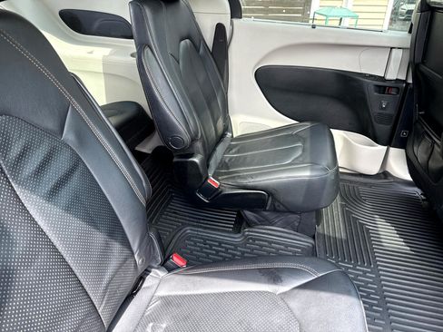 Used 2018 Chrysler Pacifica Touring-L Plus w/ Tire & Wheel Group image 31