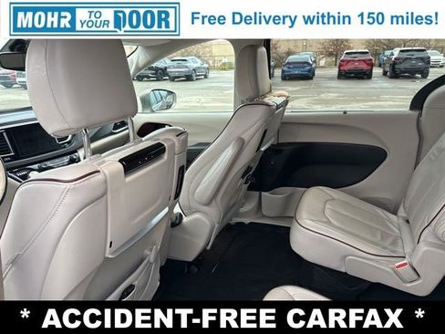 Used 2018 Chrysler Pacifica Limited image 31