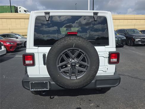 Used 2024 Jeep Wrangler Unlimited Sport AWD/4WD image 4