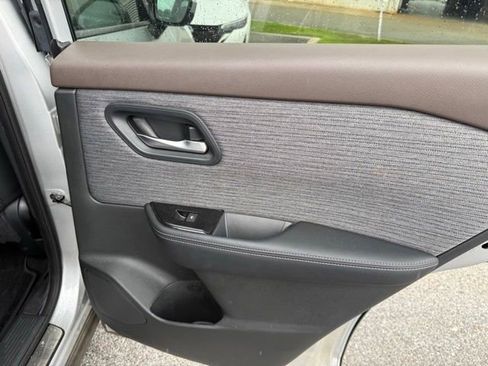 Used 2023 Nissan Rogue SV AWD/4WD image 20