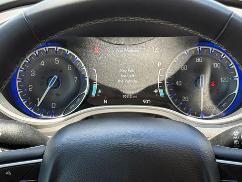 Used 2023 Chrysler Pacifica Touring-L FWD image 8