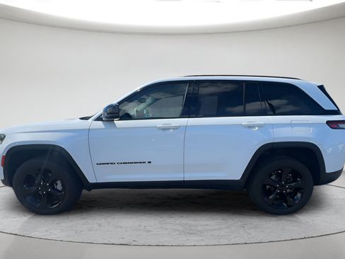 Used 2023 Jeep Grand Cherokee Limited w/ Black Appearance Package AWD/4WD image 11