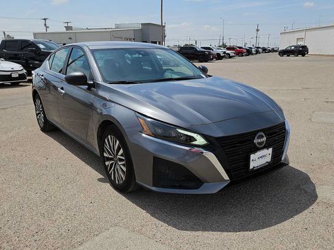 Used 2024 Nissan Altima 2.5 SV FWD image 2