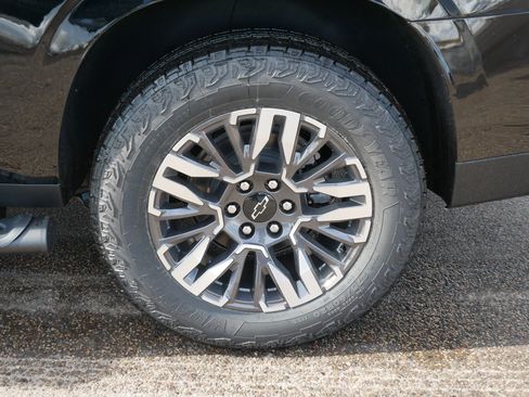 New 2026 Chevrolet Suburban Z71 w/ Z71 Off-Road Package AWD/4WD image 3
