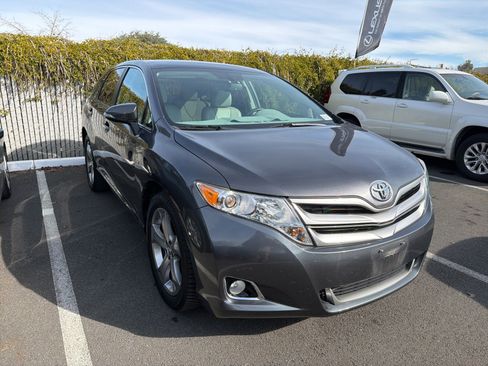 Used 2014 Toyota Venza XLE image 2