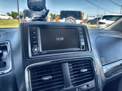 Used 2018 Dodge Grand Caravan SE FWD image 16
