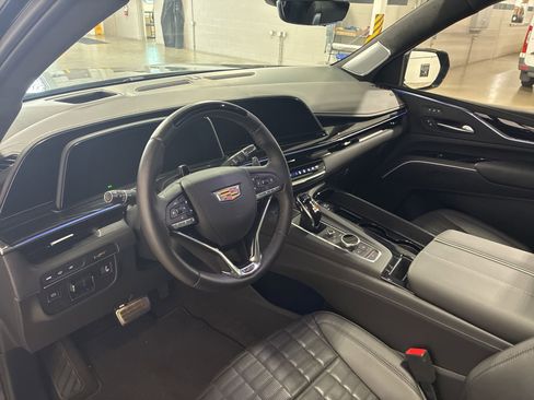 Used 2024 Cadillac Escalade V w/ LPO, ONYX Package image 4