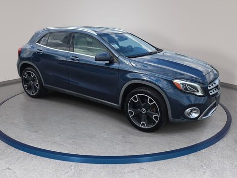 Used 2020 Mercedes-Benz GLA 250 4MATIC w/ Premium Package image 3