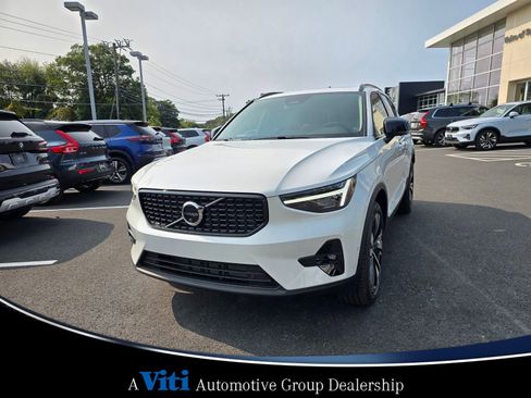 Used 2025 Volvo XC40 B5 Ultra w/ Climate Package image 4