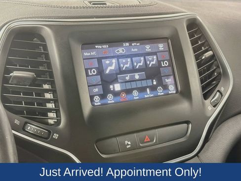 Used 2019 Jeep Cherokee Latitude Plus w/ Comfort/Convenience Group AWD/4WD image 18