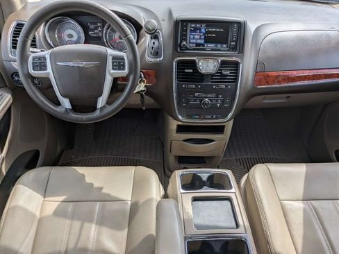 Used 2016 Chrysler Town & Country Touring FWD image 16