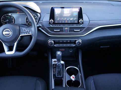 Used 2024 Nissan Altima 2.5 SV FWD image 13