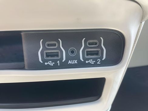Used 2023 Chrysler Pacifica Touring-L FWD image 29