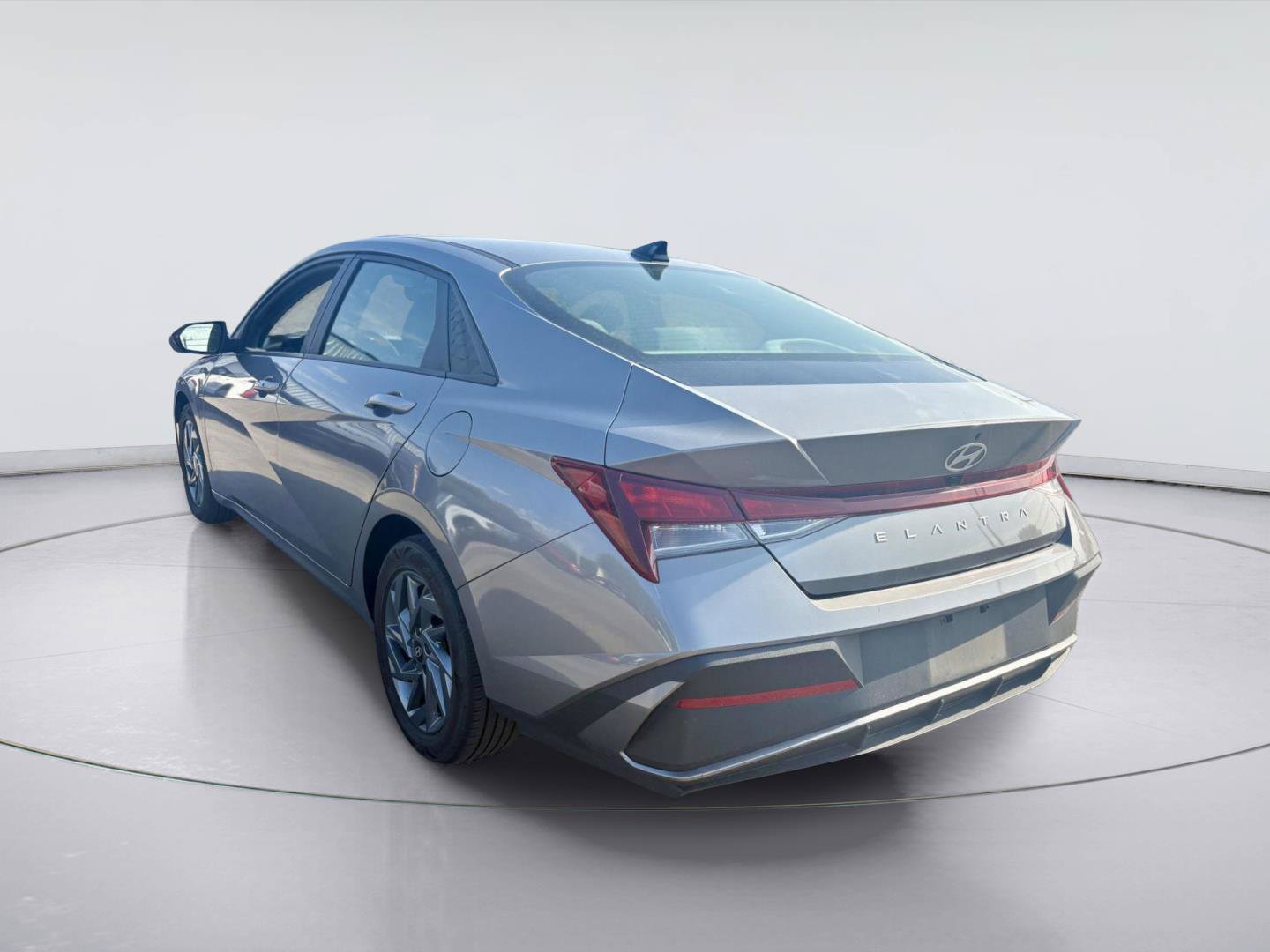 Used 2024 Hyundai Elantra SEL FWD image 4
