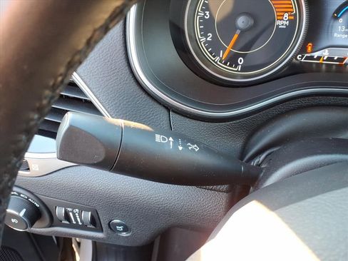 Used 2019 Jeep Cherokee Limited image 19