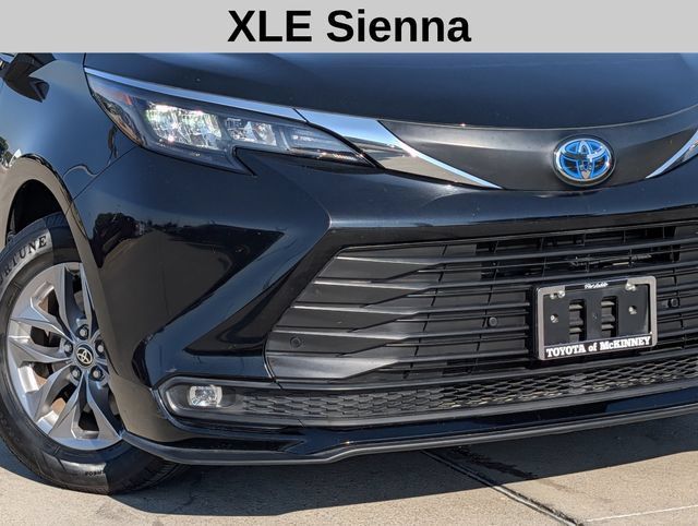 Used 2025 Toyota Sienna XLE FWD image 3