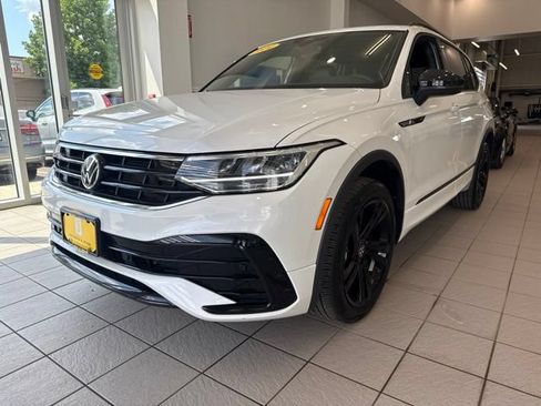 Used 2024 Volkswagen Tiguan SE R-Line AWD/4WD image 3