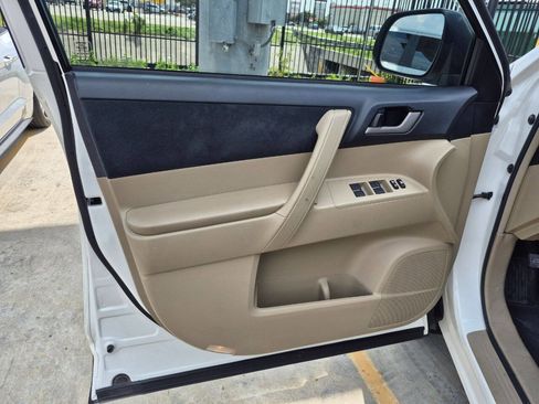 Used 2012 Toyota Highlander FWD image 10