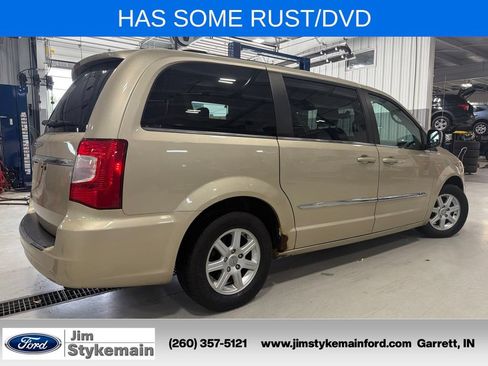 Used 2011 Chrysler Town & Country Touring w/ Entertainment Group #1 FWD image 12