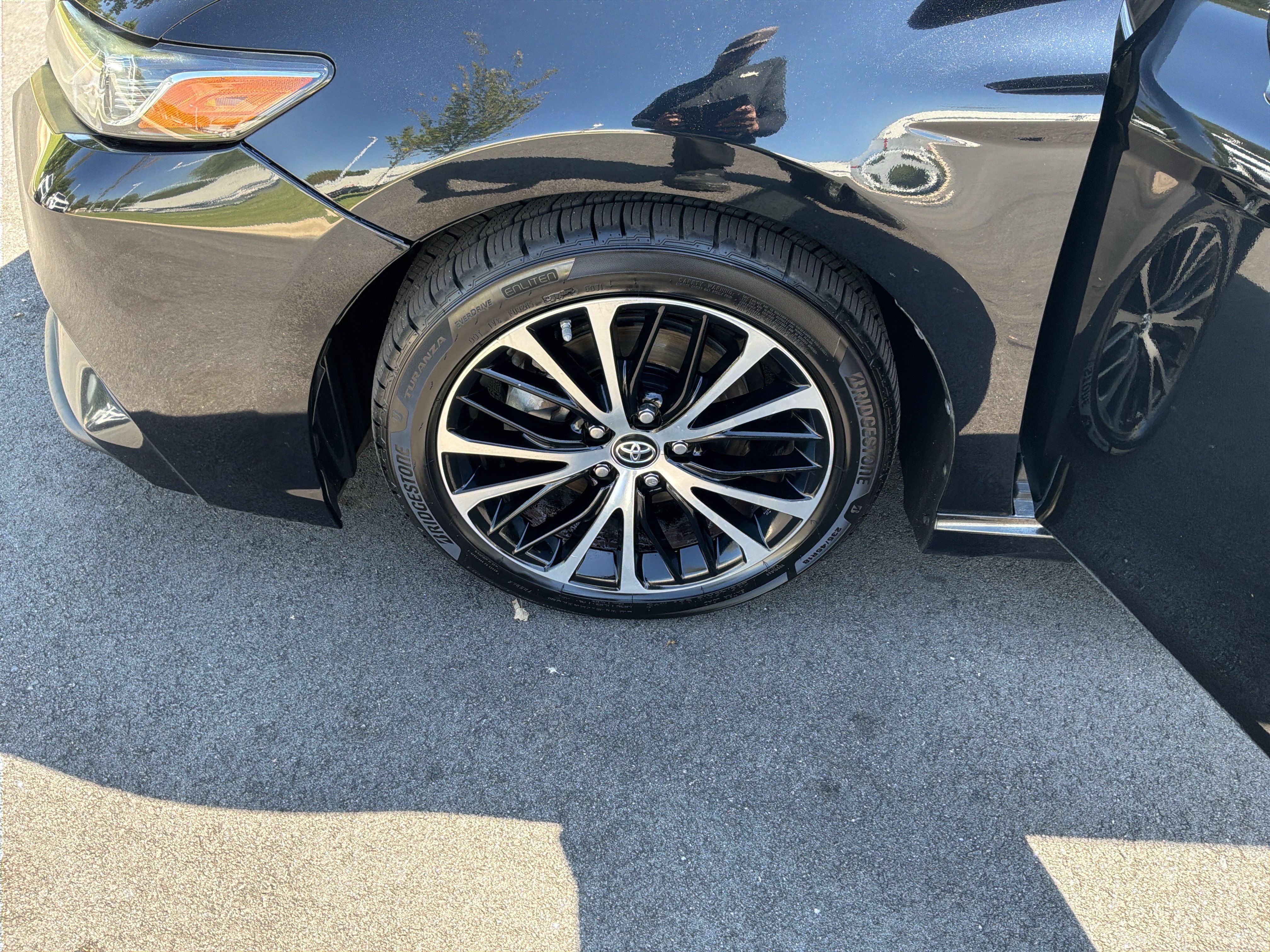 Used 2018 Toyota Camry SE w/ Moonroof Package FWD image 13