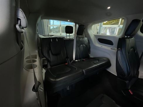 Used 2023 Chrysler Pacifica Touring-L image 19