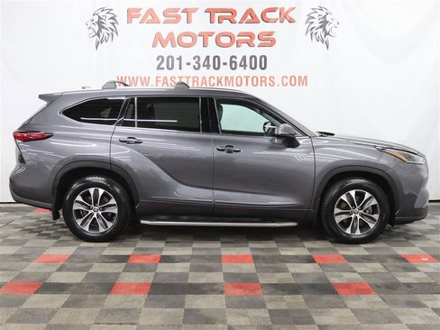 Used 2021 Toyota Highlander XLE image 4