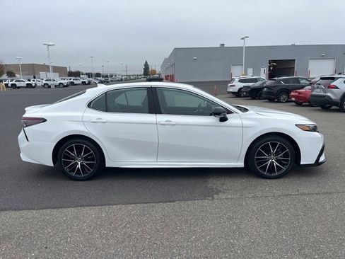 Used 2024 Toyota Camry SE image 4