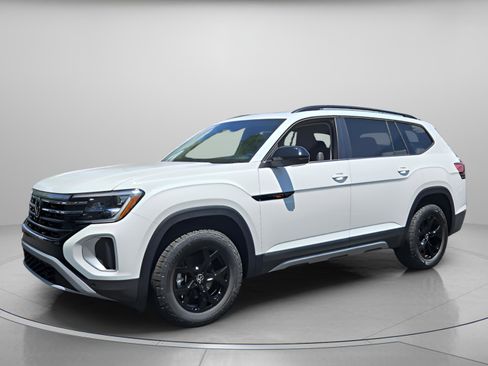 New 2025 Volkswagen Atlas Peak Edition SE image 2